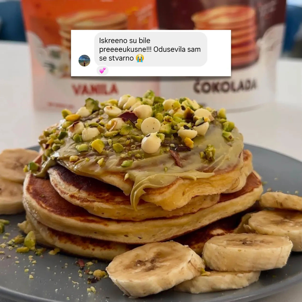 Slika proteinskih palacinki sa prelivom od pistaca